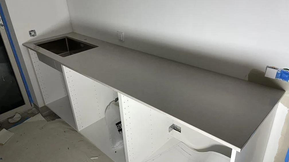 Køkkenbordplade i Technistone Noble Ivory White, Frillesås – billede 5