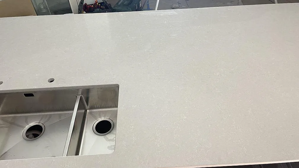 Køkkenbordplade i Technistone Noble Ivory White, Frillesås – billede 3