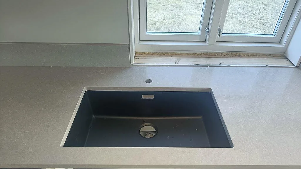 Køkkenbordplade i Technistone Noble Ivory White, Fritsla – billede 2