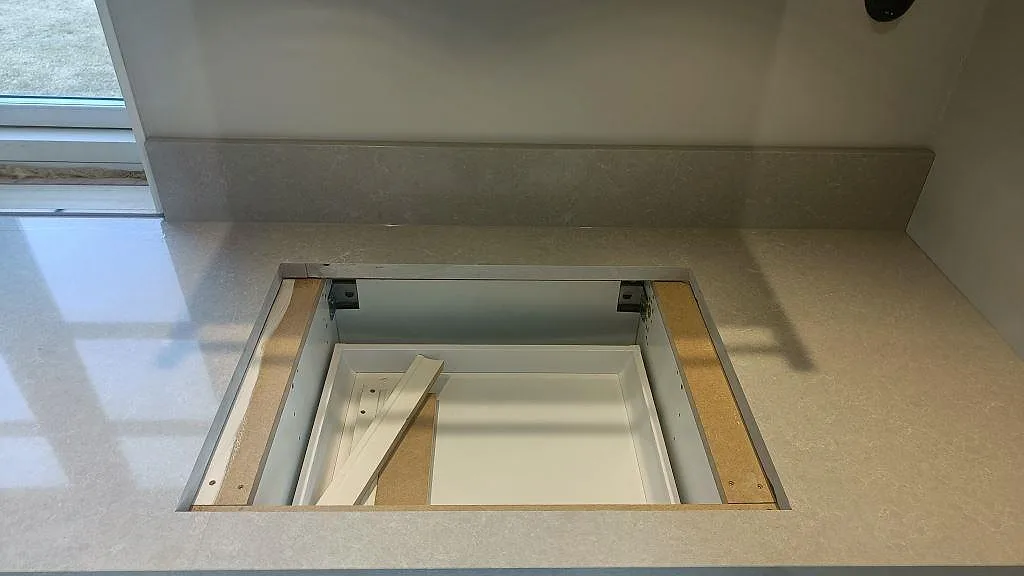 Køkkenbordplade i Technistone Noble Ivory White, Fritsla – billede 5