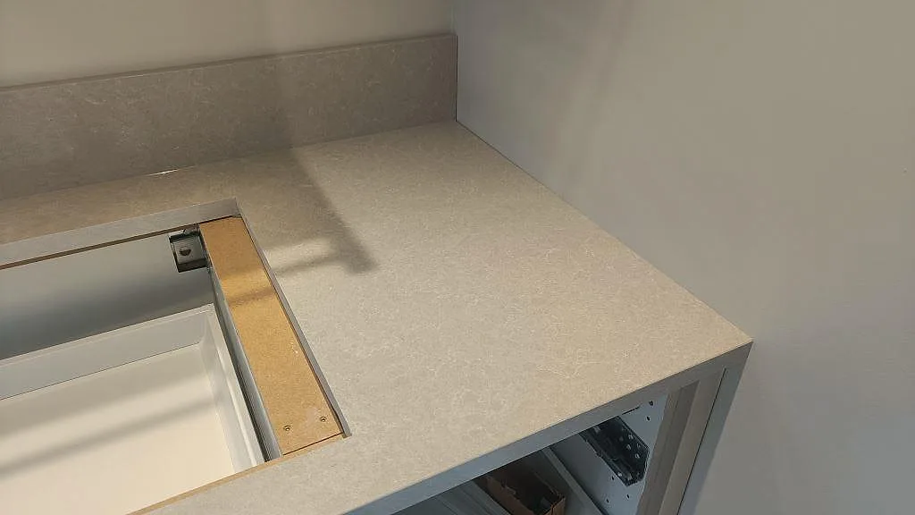 Køkkenbordplade i Technistone Noble Ivory White, Fritsla – billede 6