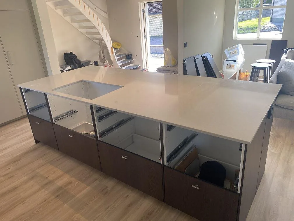 Køkkenbordplade i Technistone Noble Ivory White, Gislaved – billede 3