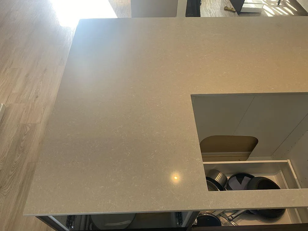 Køkkenbordplade i Technistone Noble Ivory White, Gislaved – billede 4