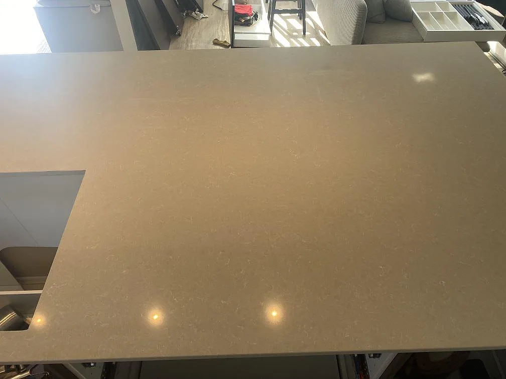Køkkenbordplade i Technistone Noble Ivory White, Gislaved – billede 7