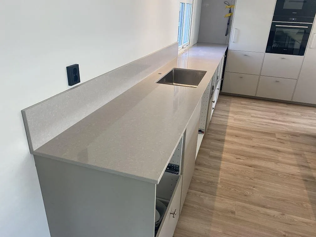 Køkkenbordplade i Technistone Noble Ivory White, Gislaved – billede 2
