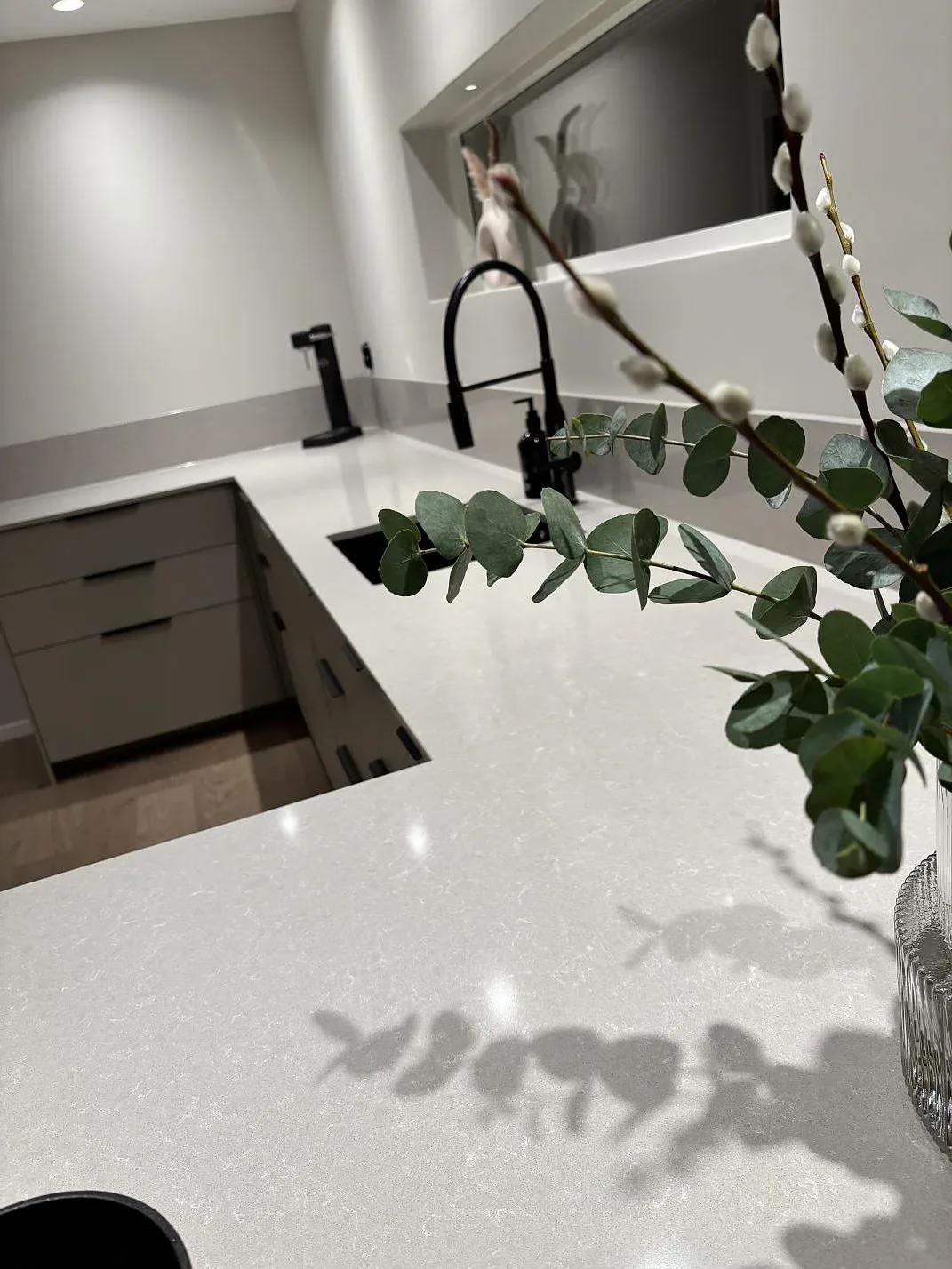 Køkkenbordplade i Technistone Noble Ivory White, Gnosjö – billede 3