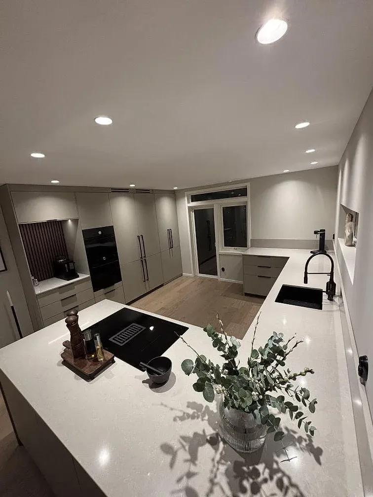 Køkkenbordplade i Technistone Noble Ivory White, Gnosjö – billede 2