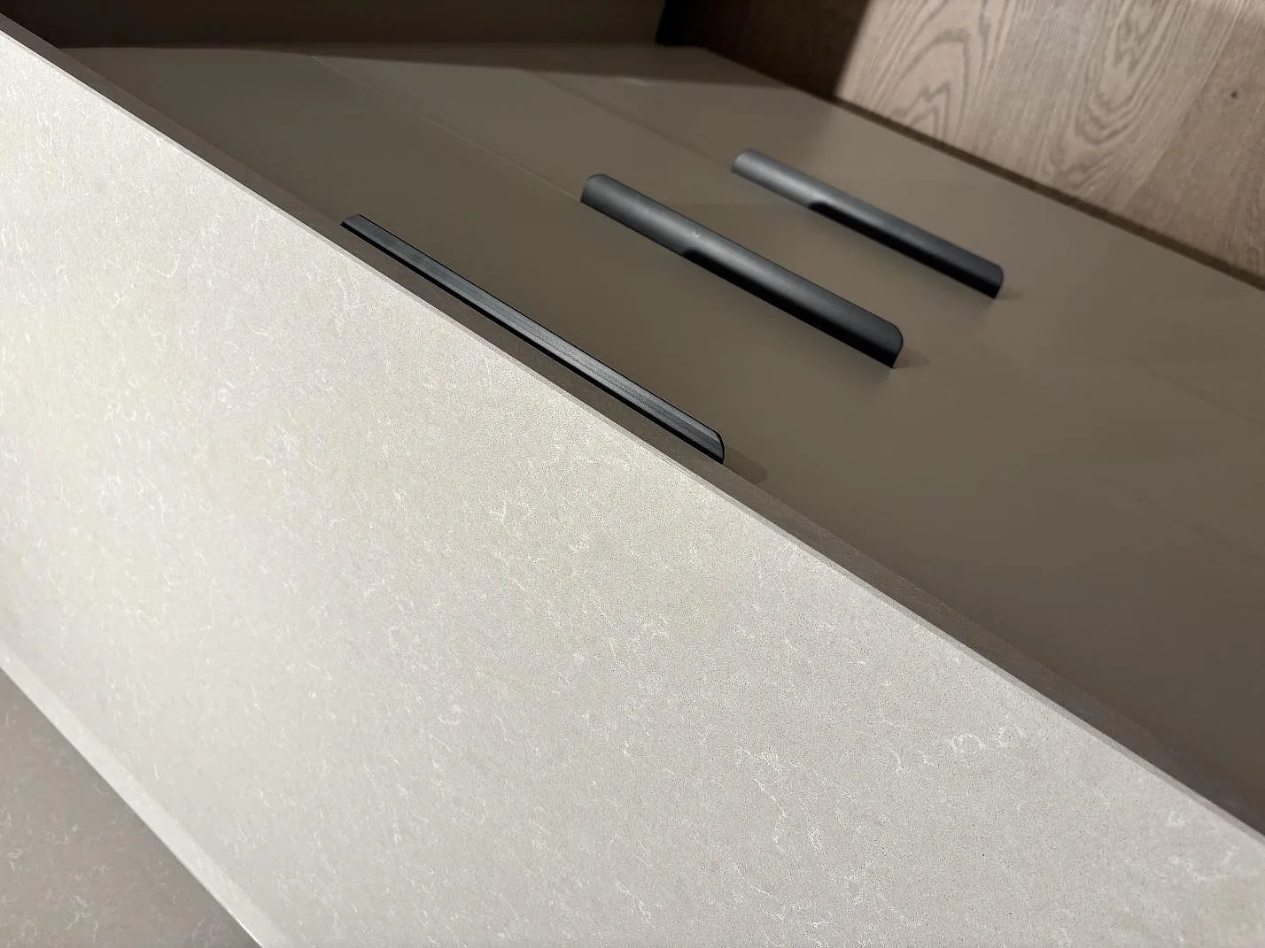 Køkkenbordplade i Technistone Noble Ivory White, Gnosjö – billede 5