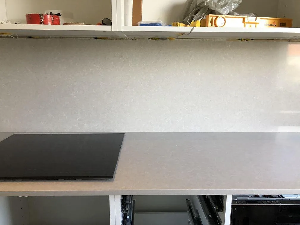 Køkkenbordplade i Technistone Noble Ivory White, Göteborg – billede 6