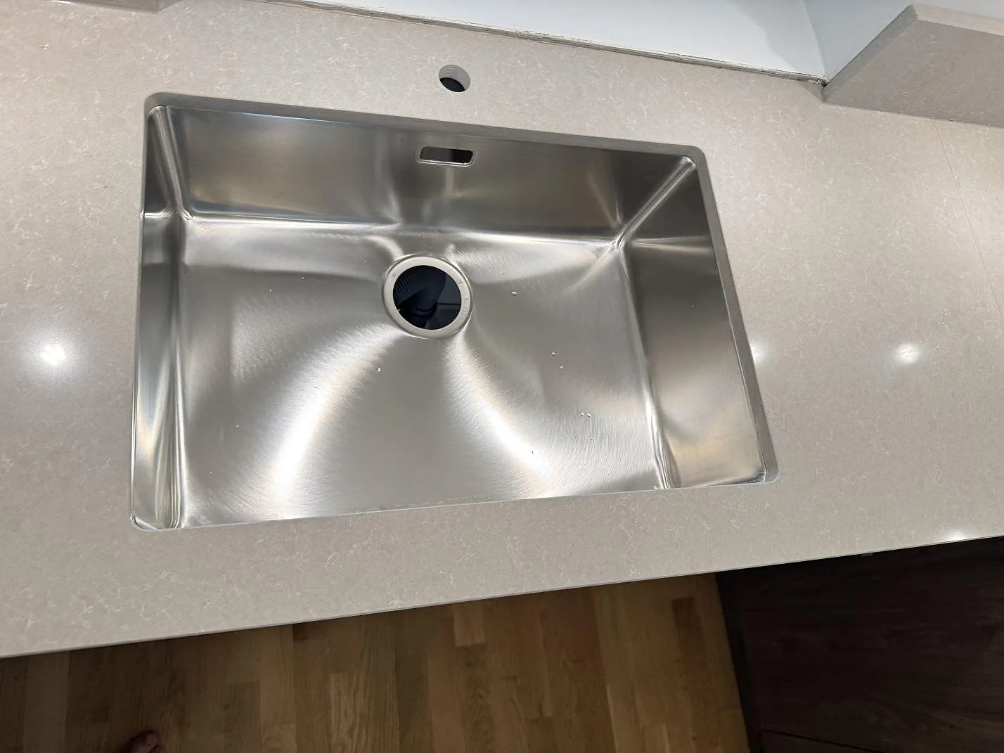 Køkkenbordplade i Technistone Noble Ivory White, Göteborg – billede 4
