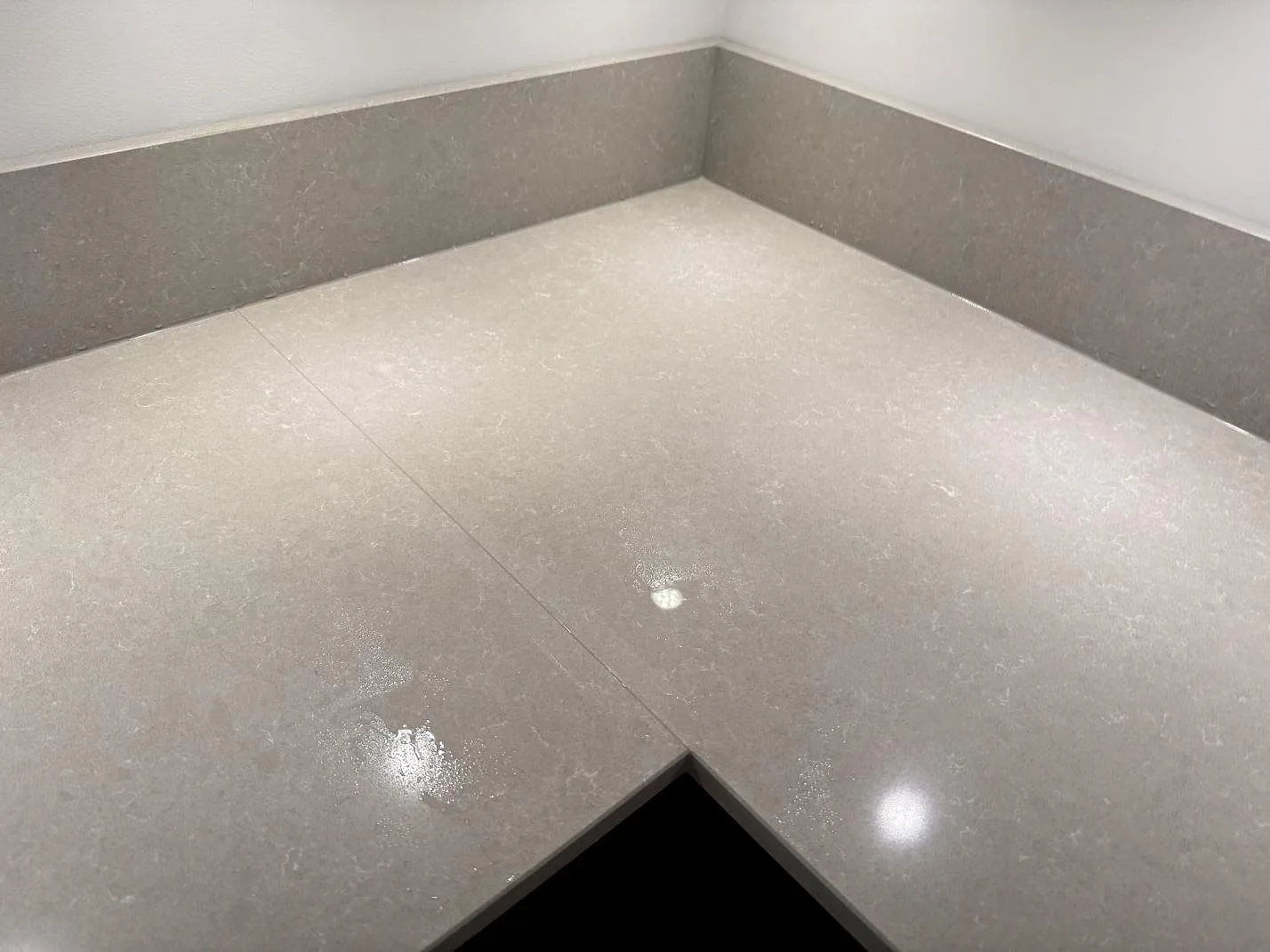 Køkkenbordplade i Technistone Noble Ivory White, Göteborg – billede 5