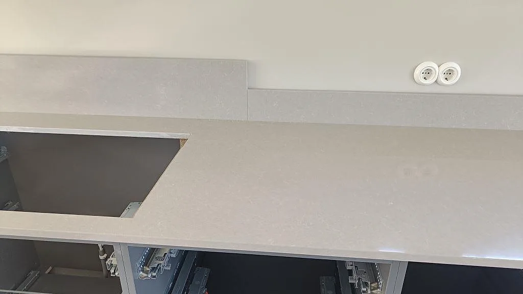 Køkkenbordplade i Technistone Noble Ivory White, Göteborg – billede 5