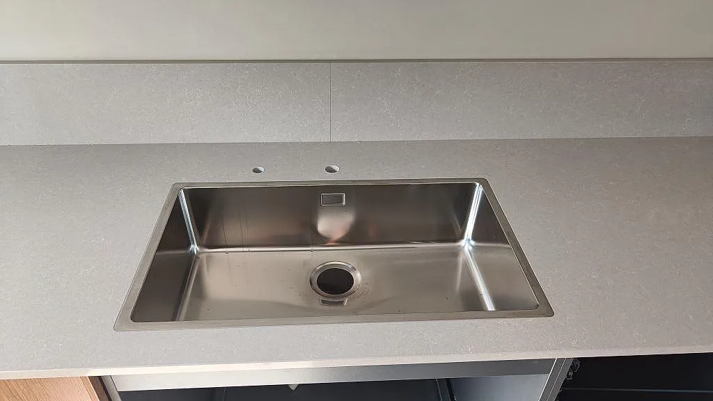 Køkkenbordplade i Technistone Noble Ivory White, Göteborg – billede 3