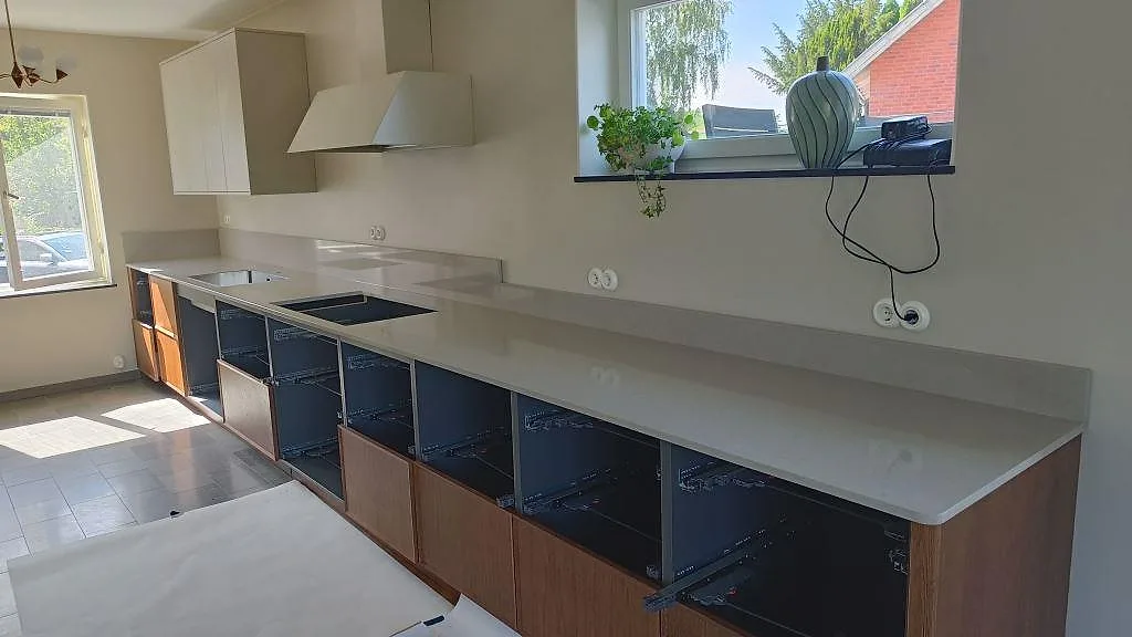 Gennemført projekt: Køkkenbordplade i Technistone Noble Ivory White, Göteborg.