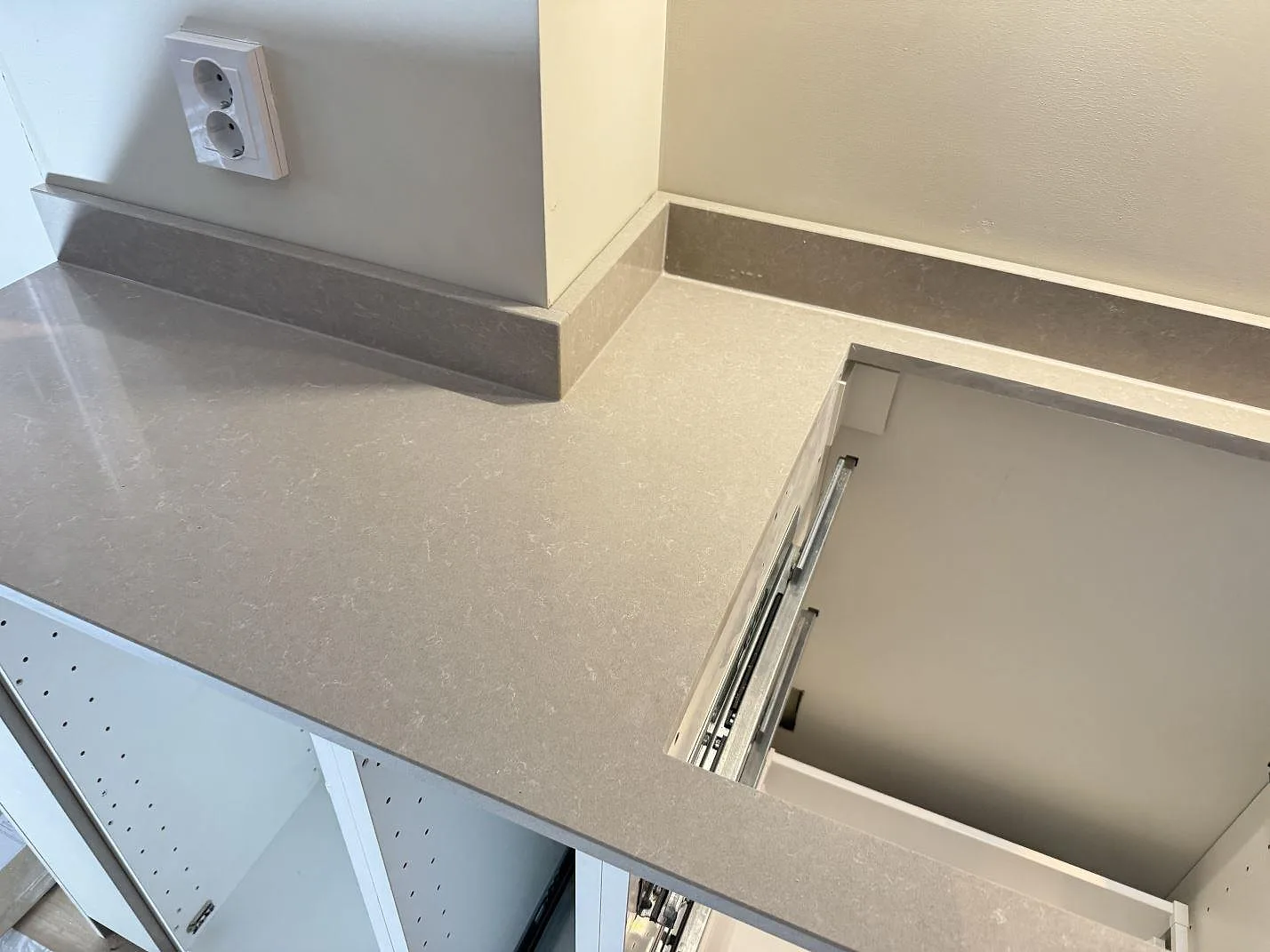 Køkkenbordplade i Technistone Noble Ivory White, Göteborg – billede 4