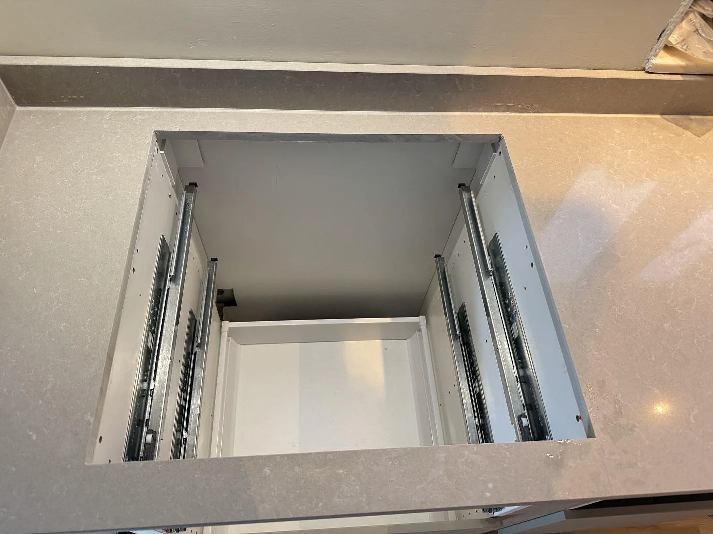 Køkkenbordplade i Technistone Noble Ivory White, Göteborg – billede 7