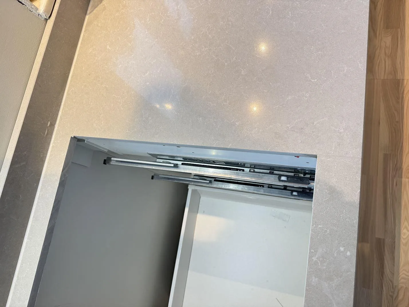 Køkkenbordplade i Technistone Noble Ivory White, Göteborg – billede 8