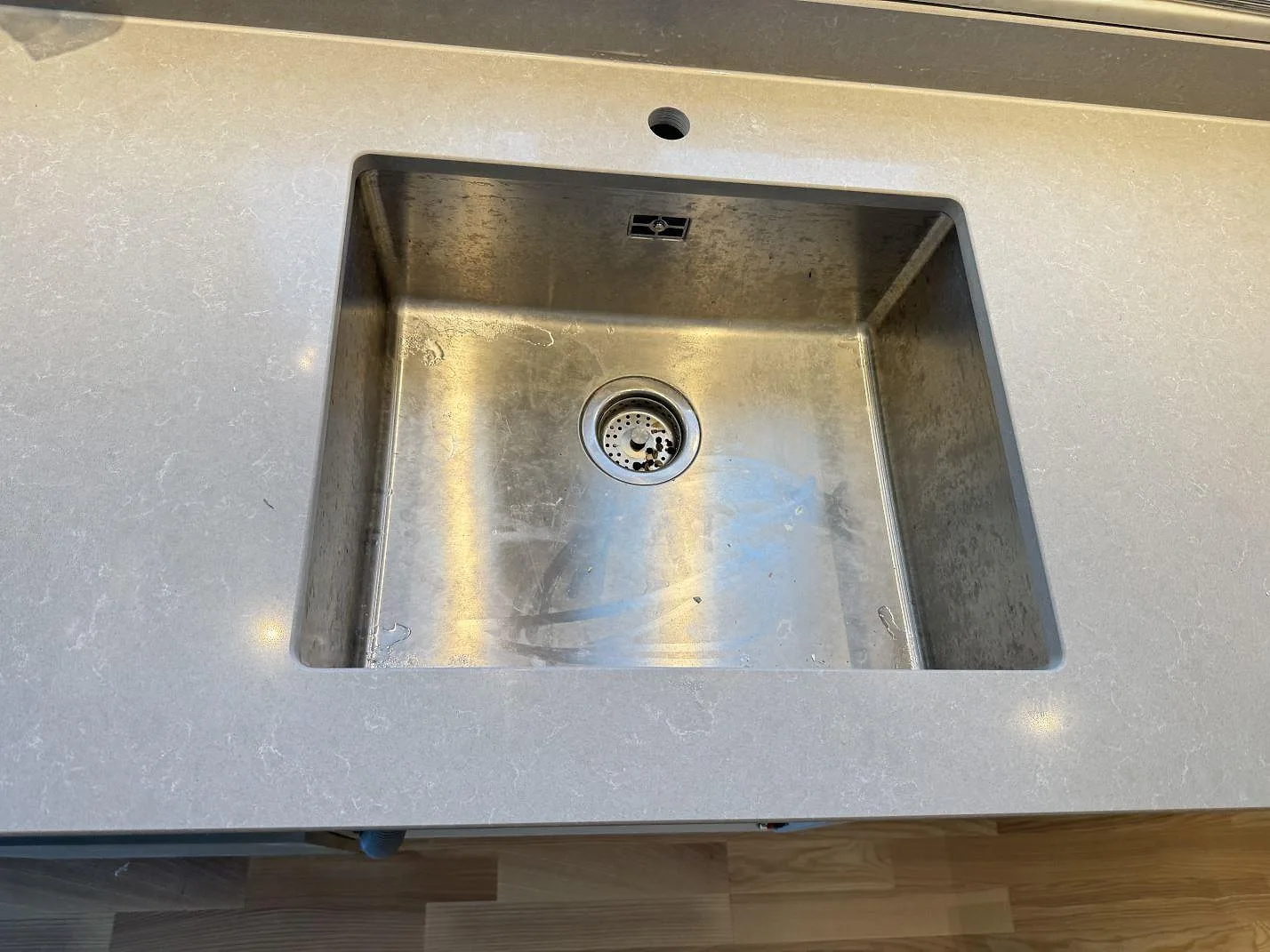Køkkenbordplade i Technistone Noble Ivory White, Göteborg – billede 5