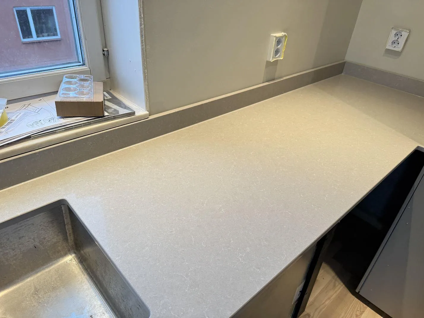 Køkkenbordplade i Technistone Noble Ivory White, Göteborg – billede 2