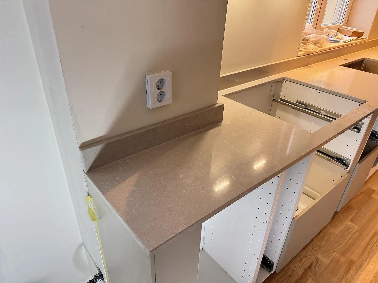 Køkkenbordplade i Technistone Noble Ivory White, Göteborg – billede 3
