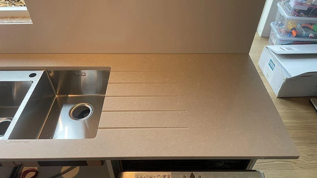Køkkenbordplade i Technistone Noble Ivory White, Göteborg – billede 2