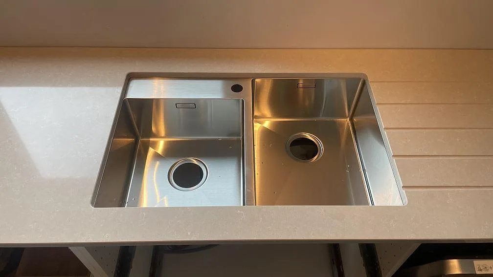 Køkkenbordplade i Technistone Noble Ivory White, Göteborg – billede 3