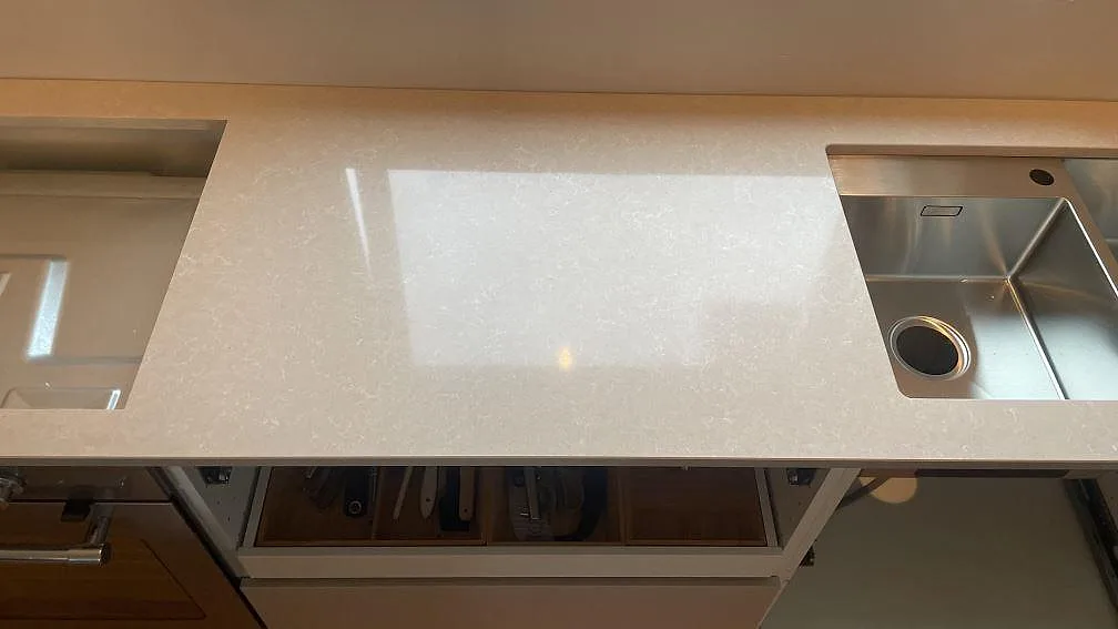 Køkkenbordplade i Technistone Noble Ivory White, Göteborg – billede 4