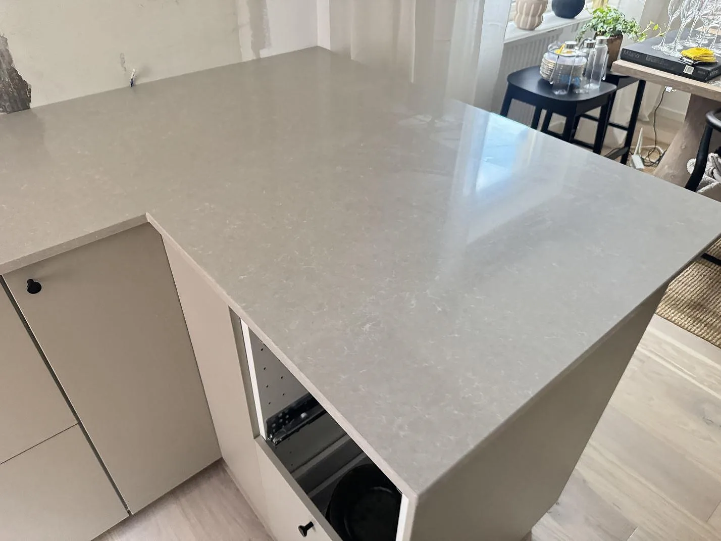 Køkkenbordplade i Technistone Noble Ivory White, Helsingborg – billede 3