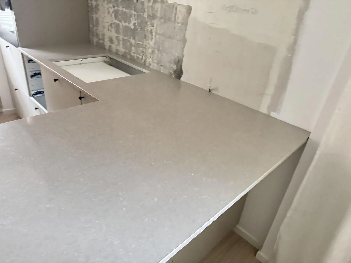 Køkkenbordplade i Technistone Noble Ivory White, Helsingborg – billede 2