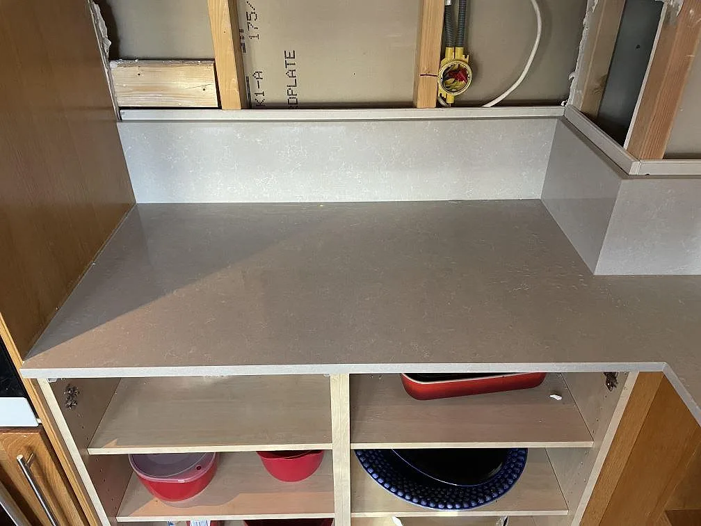 Køkkenbordplade i Technistone Noble Ivory White, Hisings kärra – billede 2
