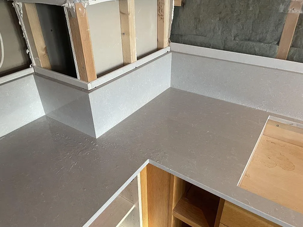 Køkkenbordplade i Technistone Noble Ivory White, Hisings kärra – billede 3