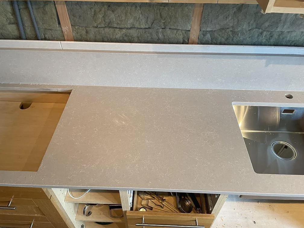 Køkkenbordplade i Technistone Noble Ivory White, Hisings kärra – billede 5