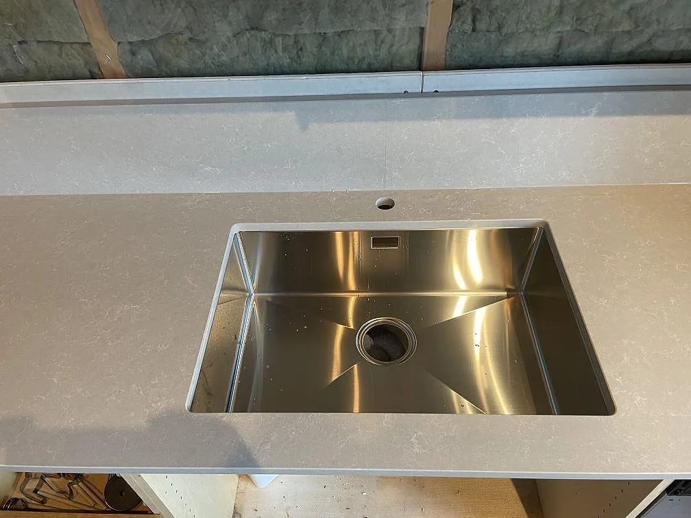 Køkkenbordplade i Technistone Noble Ivory White, Hisings kärra – billede 6