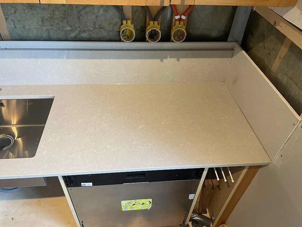 Køkkenbordplade i Technistone Noble Ivory White, Hisings kärra – billede 7