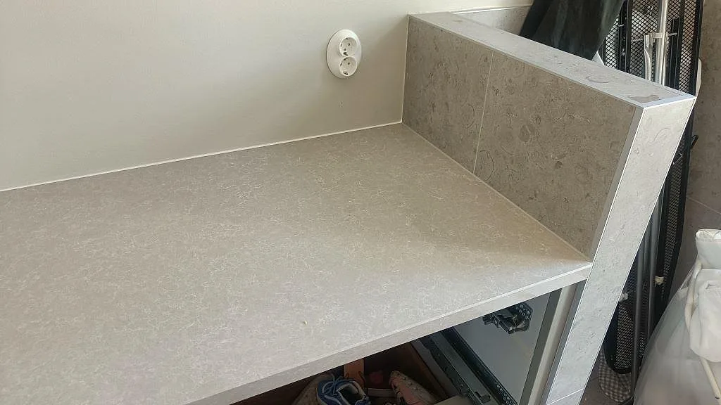 Køkkenbordplade i Technistone Noble Ivory White, Höllviken – billede 2