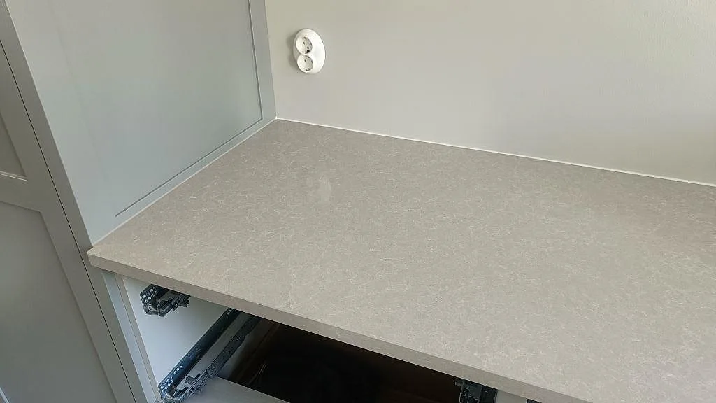 Køkkenbordplade i Technistone Noble Ivory White, Höllviken – billede 4