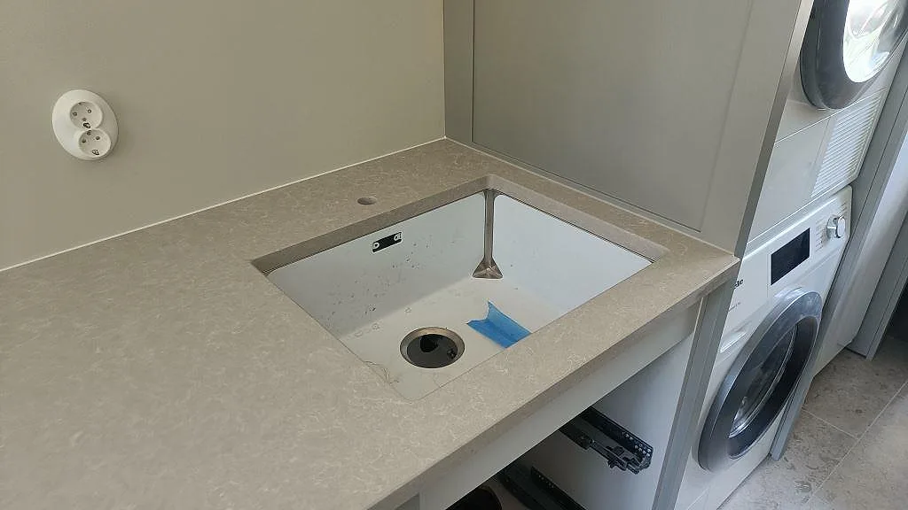 Køkkenbordplade i Technistone Noble Ivory White, Höllviken – billede 3