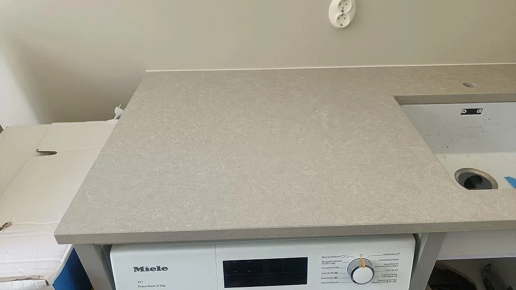 Køkkenbordplade i Technistone Noble Ivory White, Höllviken – billede 5