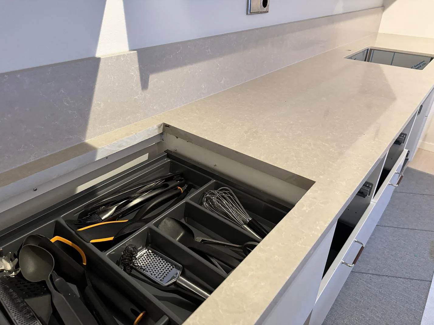Køkkenbordplade i Technistone Noble Ivory White, Höllviken – billede 5
