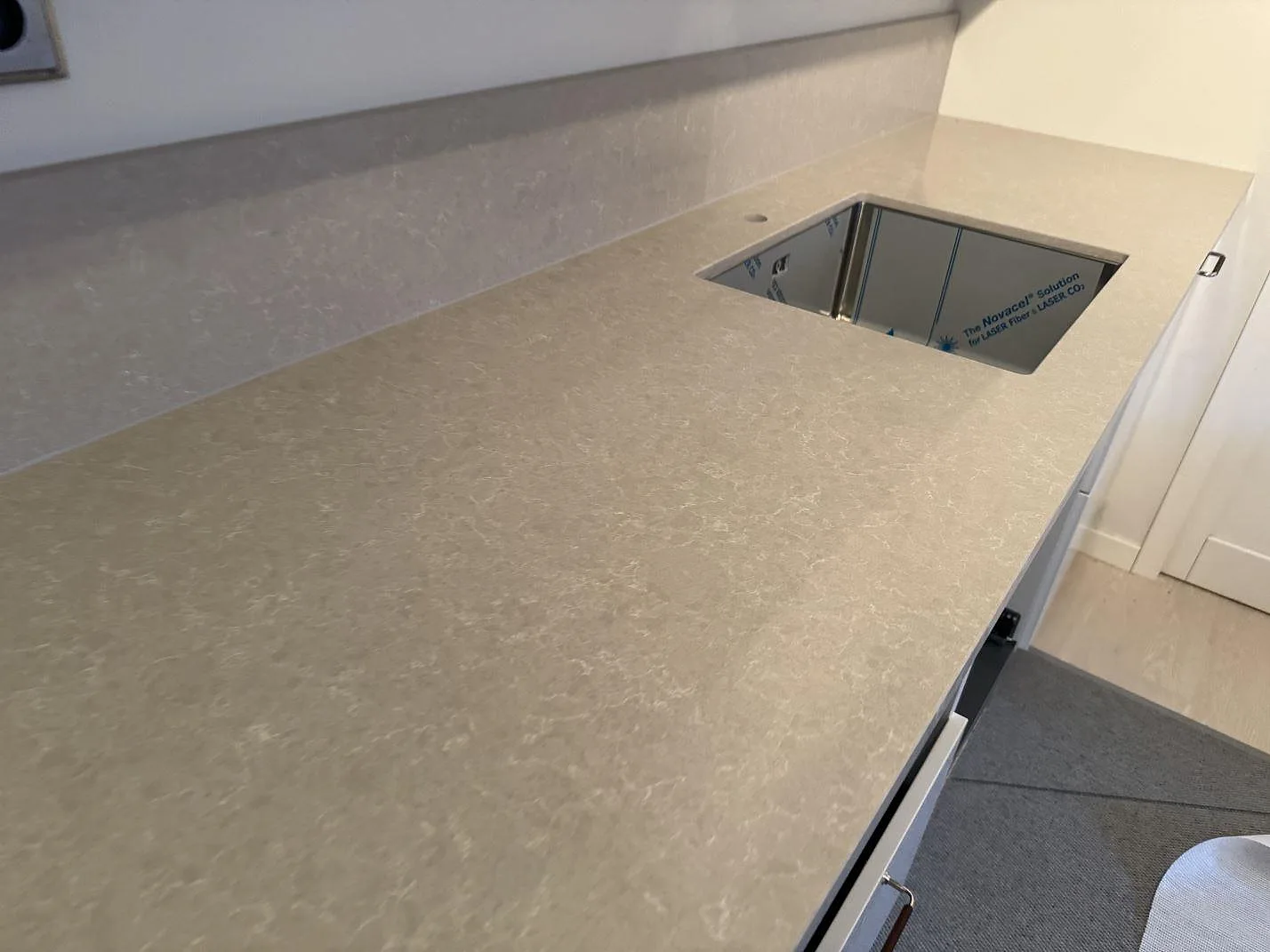 Køkkenbordplade i Technistone Noble Ivory White, Höllviken – billede 2