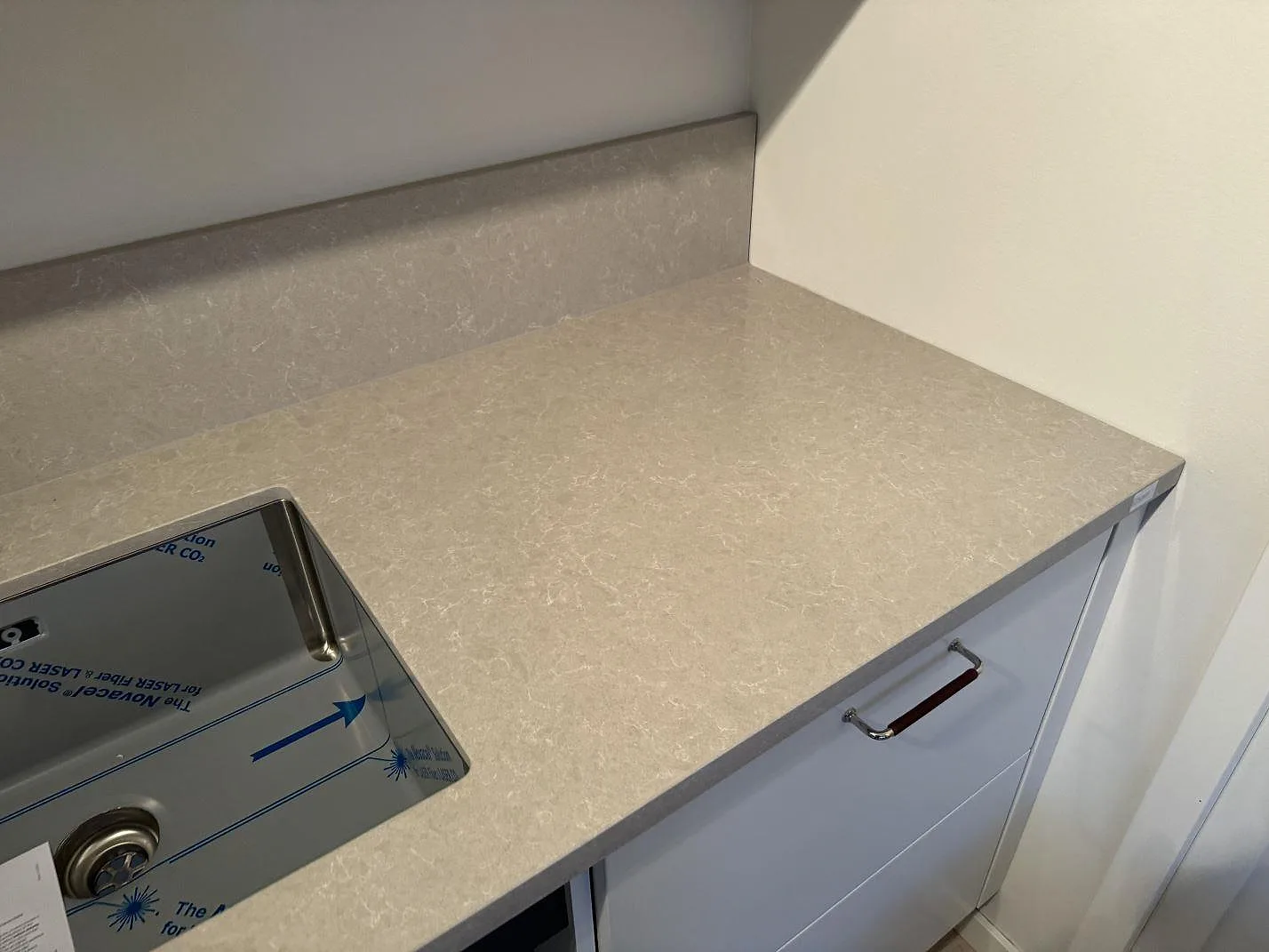 Køkkenbordplade i Technistone Noble Ivory White, Höllviken – billede 7