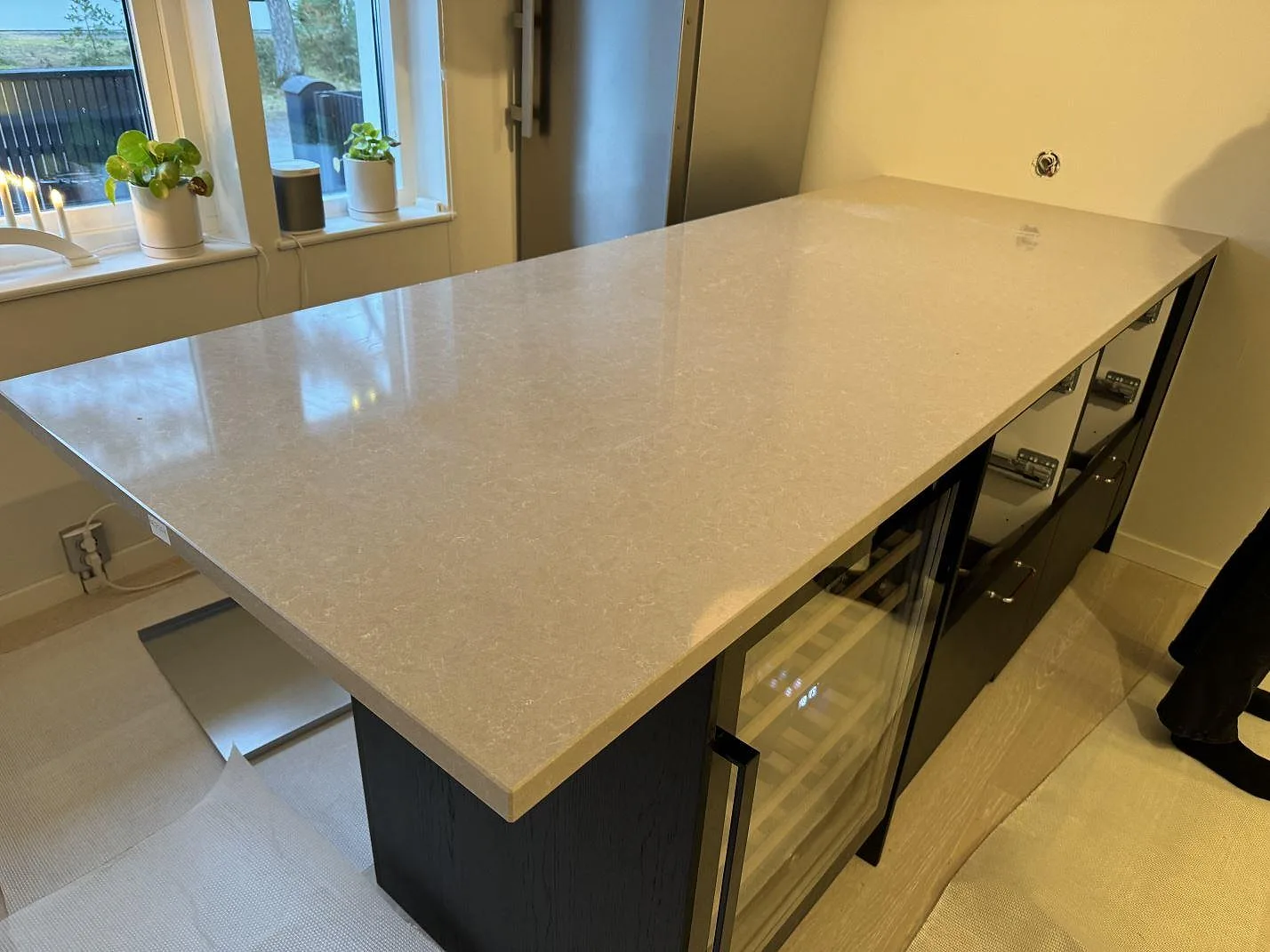 Køkkenbordplade i Technistone Noble Ivory White, Höllviken