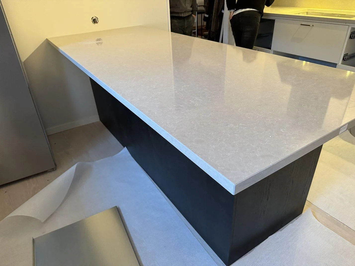 Køkkenbordplade i Technistone Noble Ivory White, Höllviken – billede 3