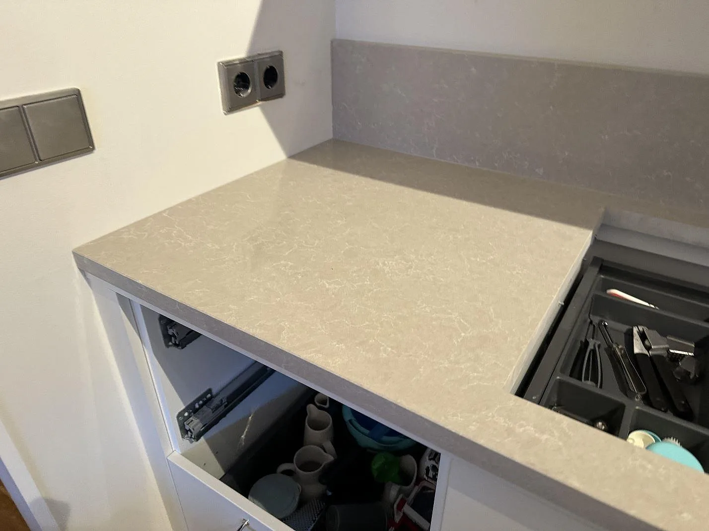 Køkkenbordplade i Technistone Noble Ivory White, Höllviken – billede 8