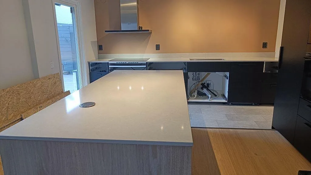 Køkkenbordplade i Technistone Noble Ivory White, Höllviken