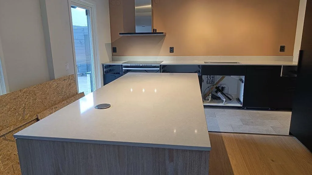 Køkkenbordplade i Technistone Noble Ivory White, Höllviken – billede 2