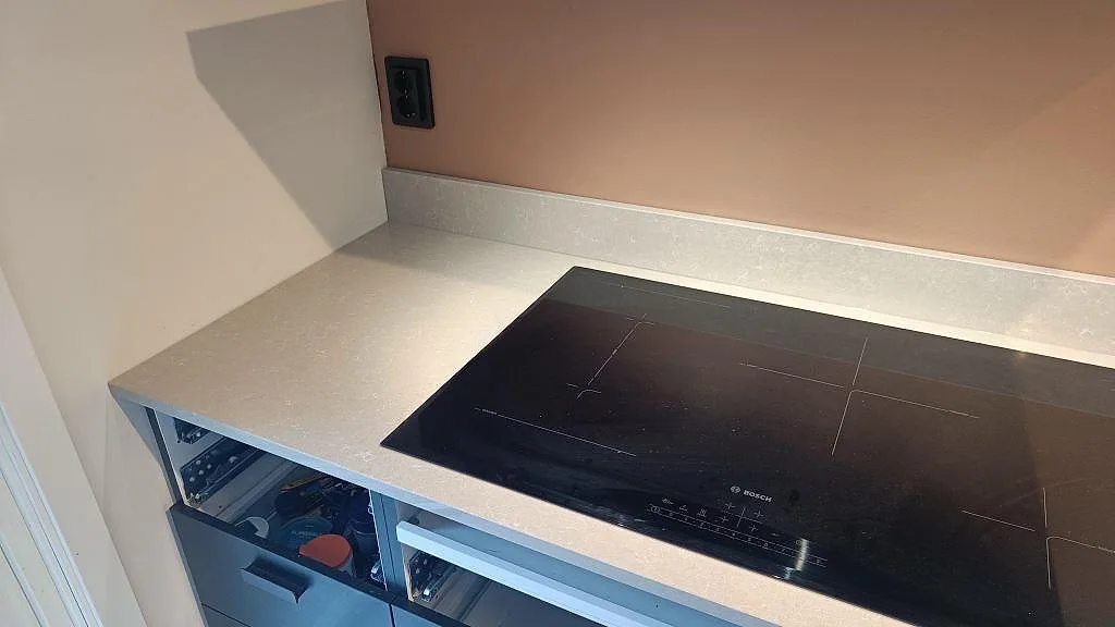Køkkenbordplade i Technistone Noble Ivory White, Höllviken – billede 3