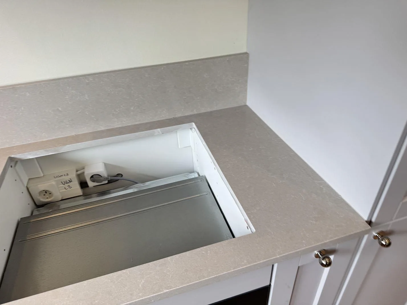 Køkkenbordplade i Technistone Noble Ivory White, Höllviken – billede 3