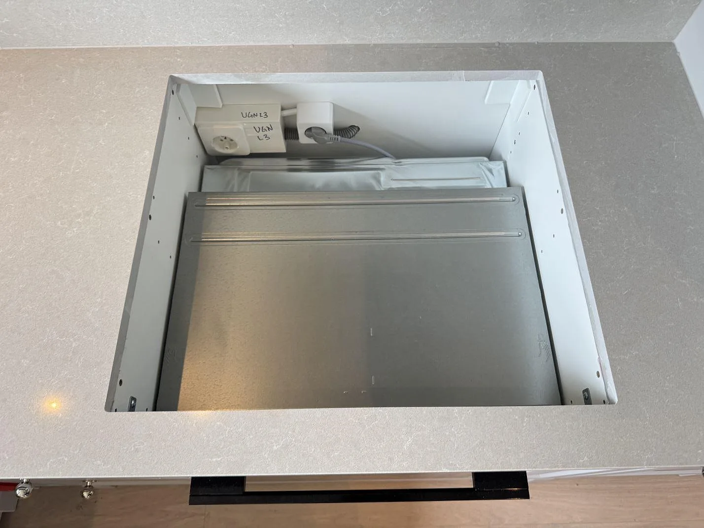 Køkkenbordplade i Technistone Noble Ivory White, Höllviken – billede 4