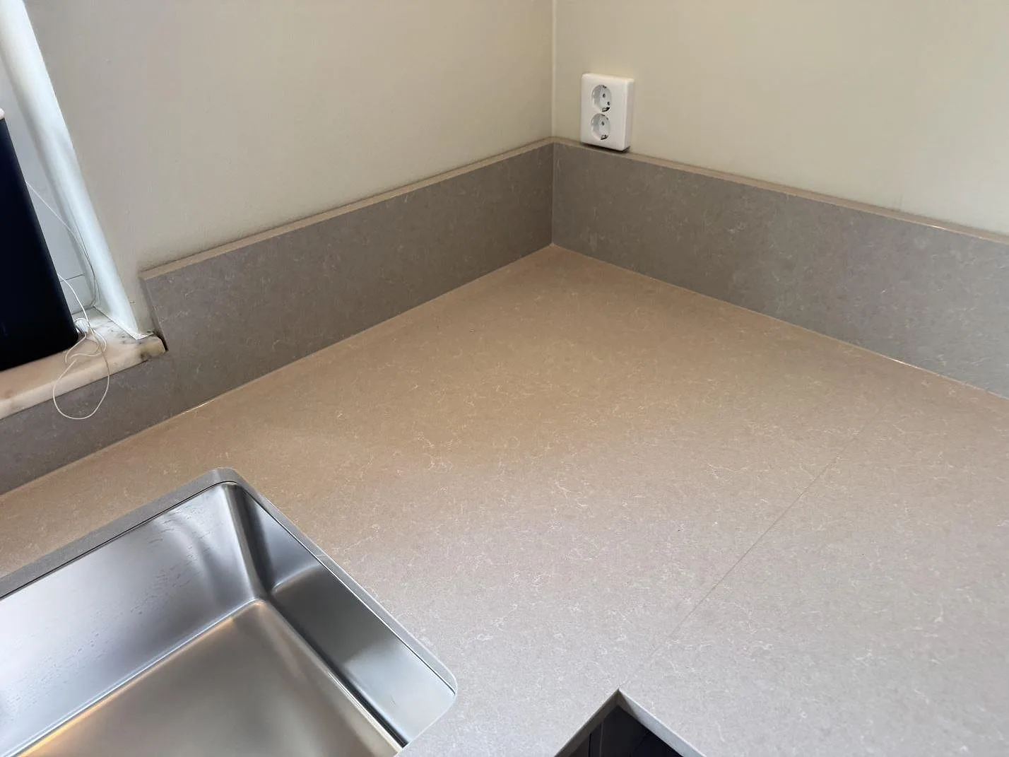Køkkenbordplade i Technistone Noble Ivory White, Höllviken – billede 2